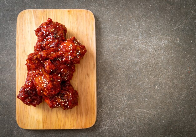 poulet frit avec sauce épicée à la coréenne