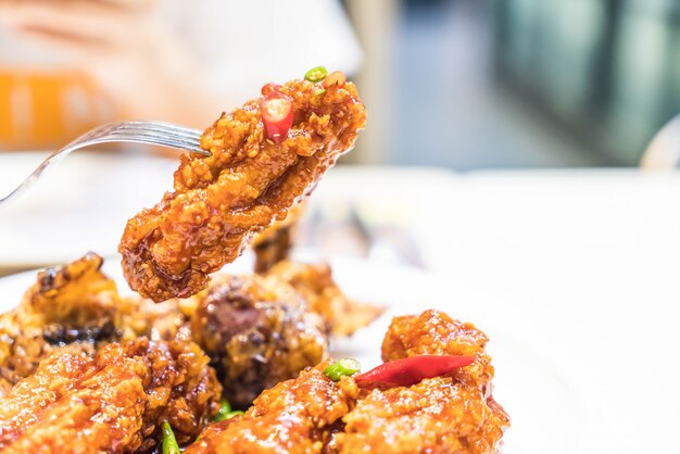 poulet frit avec sauce épicée