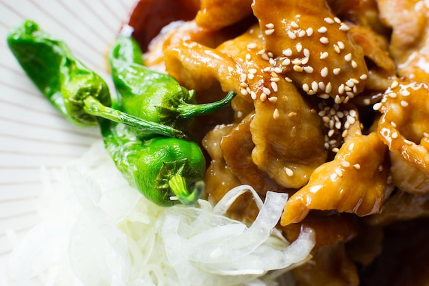 Poulet frit avec sauce teriyaki. Recette originale japonaise.