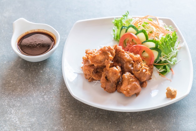 poulet frit avec sauce tonkatsu