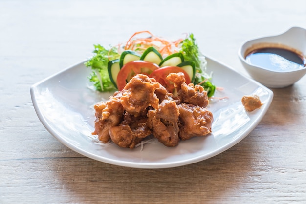 poulet frit avec sauce tonkatsu