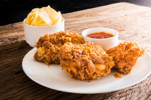 poulet frit sur la table en bois