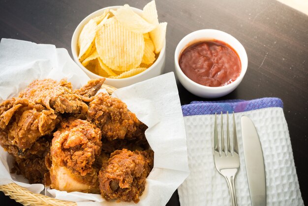 Poulet frit sur la table