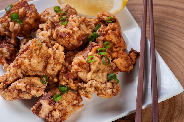 Poulet frit typiquement japonais appelé karaage