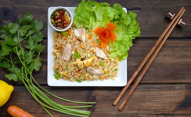 poulet frites riz sur fond en bois avec vue de dessus