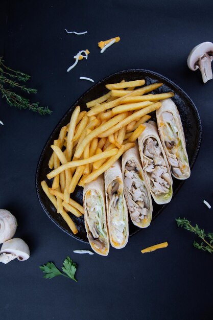 Photo poulet et fromage avec frites