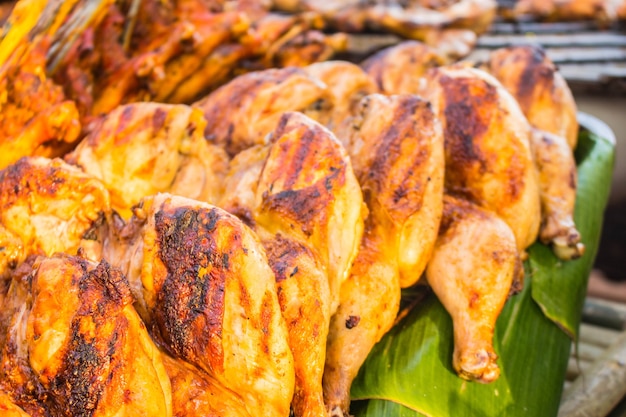 Poulet grillé sur une assiette