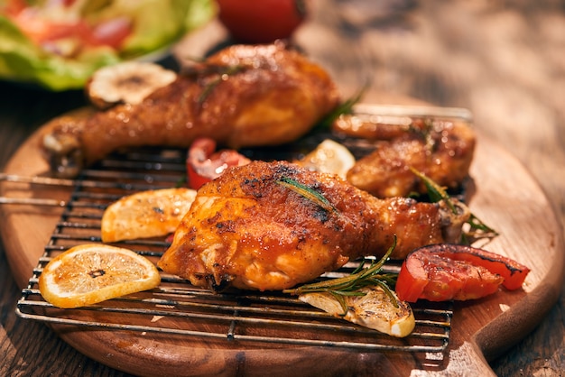 Poulet grillé au barbecue avec herbes fraîches et tomates