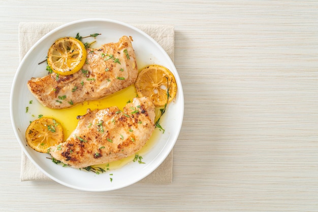 poulet grillé au beurre, citron et ail sur plaque blanche