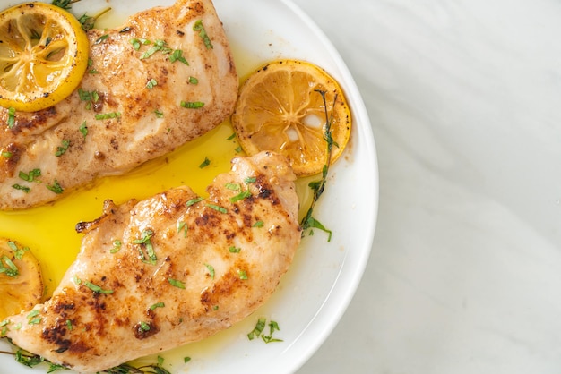 poulet grillé au beurre, citron et ail sur plaque blanche