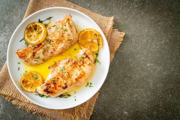 Poulet grillé au beurre citron et ail