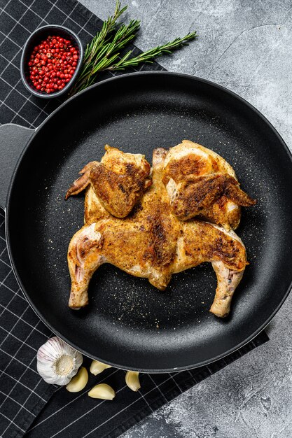 Photo poulet grillé au poivre et au romarin. vue de dessus