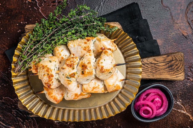 Poulet grillé sur brochettes de bambou Shashlik au thym et épices Fond sombre Vue de dessus