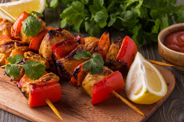 Poulet grillé et brochettes de légumes.