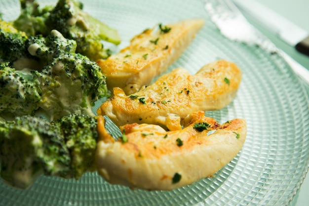 Poulet grillé avec brocoli.