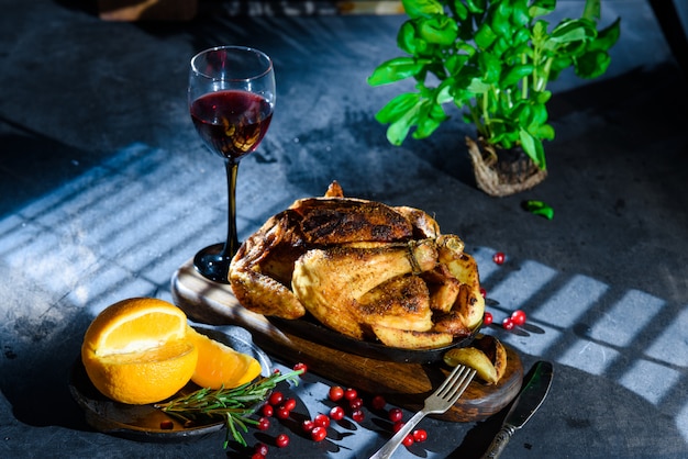 Poulet grillé avec du vin et orange