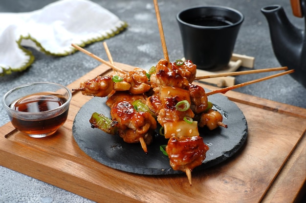 poulet grillé japonais yakitori, gros plan de poulet yakitori