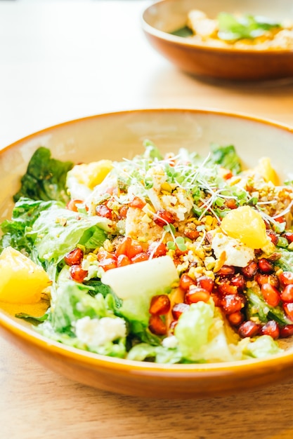 Poulet grillé avec légumes et grenade, salade de fruits