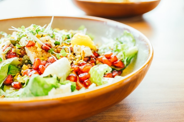 Poulet grillé avec légumes et grenade, salade de fruits