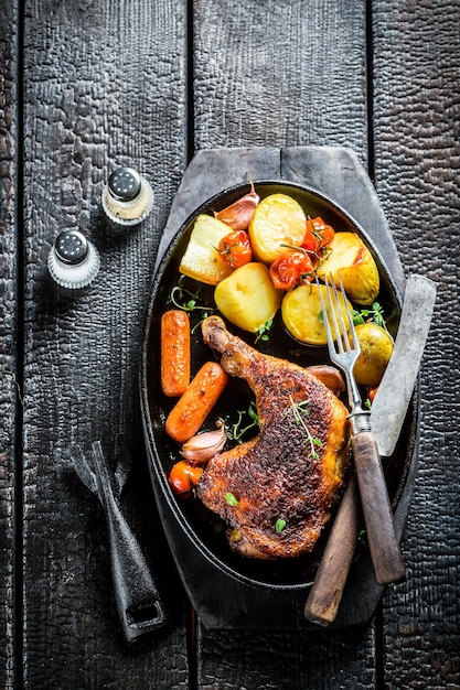 Poulet grillé et légumes sur table en bois