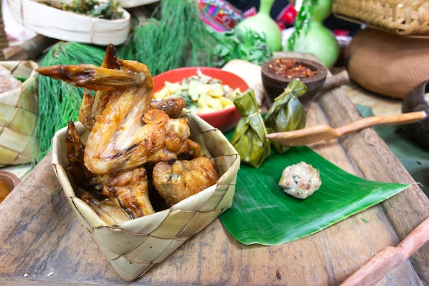 Poulet grillé, légumes avec trempette au chili