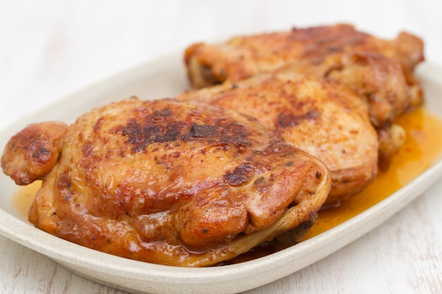 Poulet grillé sur plat blanc