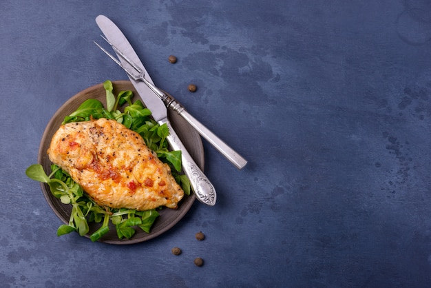 Poulet grillé avec salade sur assiette