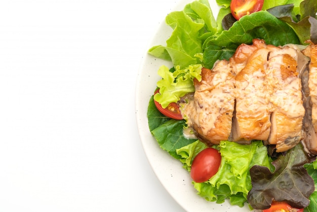 poulet grillé avec salade de légumes