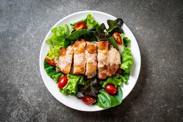 poulet grillé avec salade de légumes