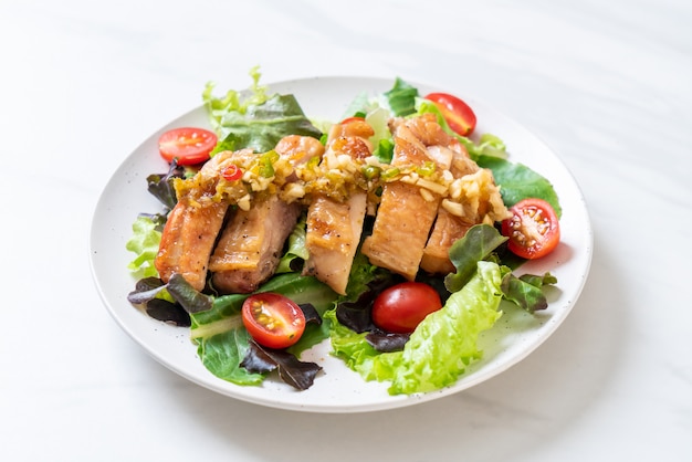 poulet grillé avec salade de légumes