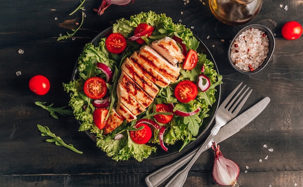 Poulet grillé et salade sur la table