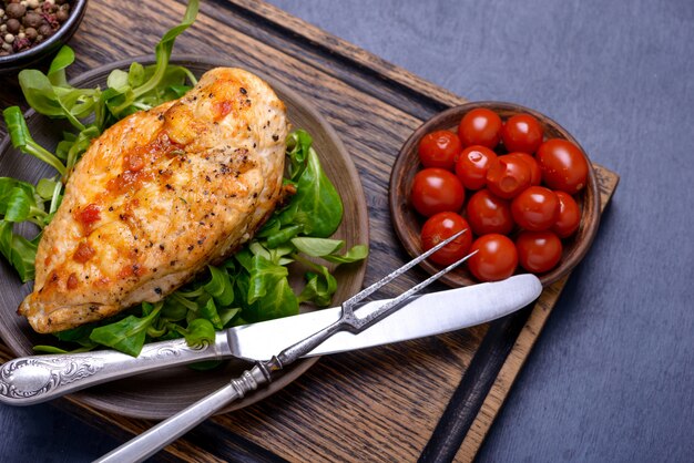 Poulet grillé avec salade verte