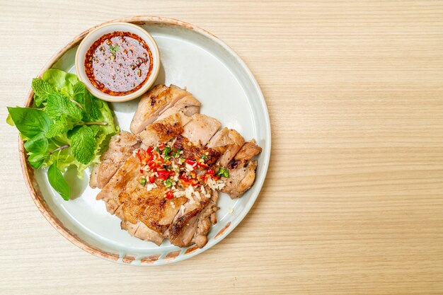 Poulet grillé salé avec piment et ail sur assiette