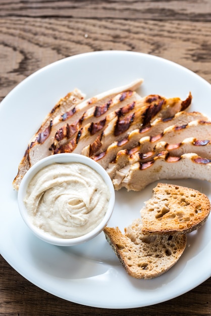 Poulet grillé avec sauce tahini