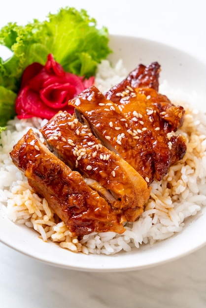 poulet grillé avec sauce teriyaki sur riz garni