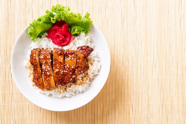 poulet grillé avec sauce teriyaki sur riz garni