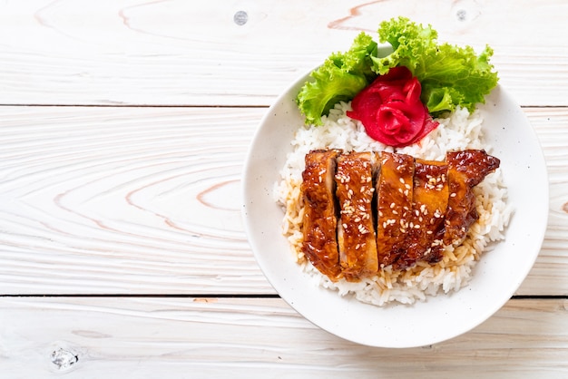 poulet grillé avec sauce teriyaki sur riz garni