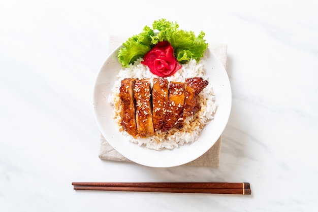 poulet grillé avec sauce teriyaki sur riz