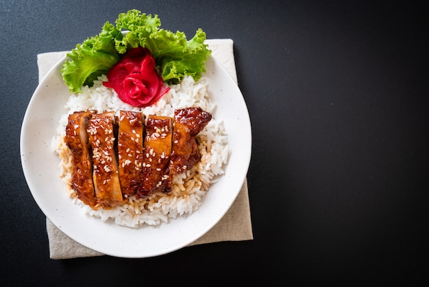 poulet grillé avec sauce teriyaki sur riz