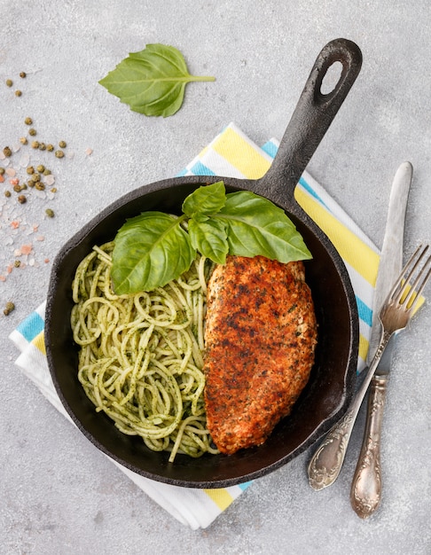 Poulet grillé et spaghettis au pesto