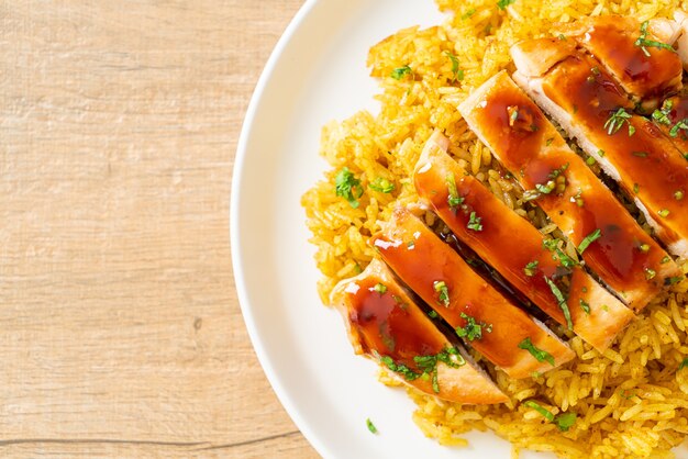 poulet grillé sucré et piment avec riz au curry sur assiette