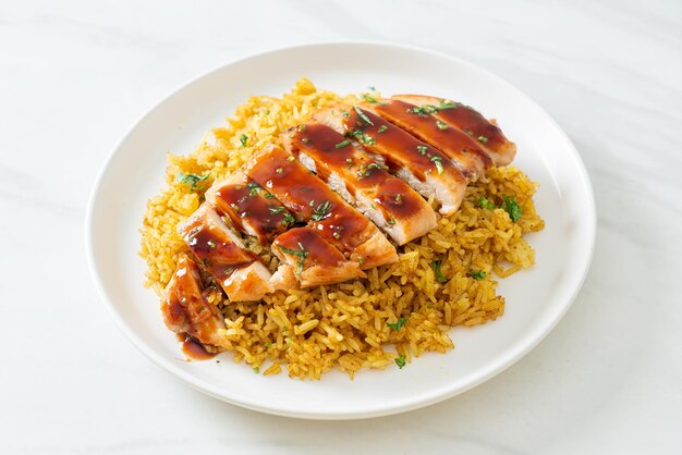 poulet grillé sucré et pimenté avec riz au curry sur assiette