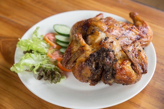 poulet grillé sur la table en bois