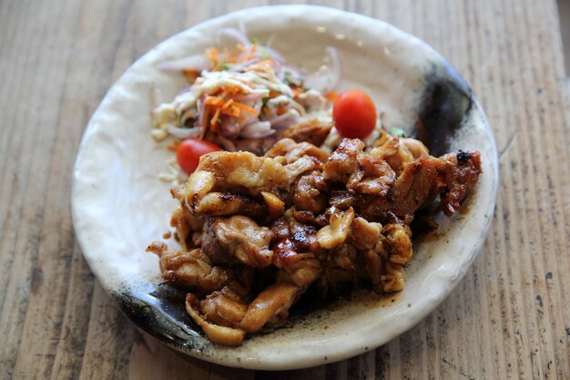 Poulet grillé teriyaki sur fond de bois