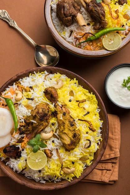 Poulet Hyderabadi ou dum biryani, servi dans un kadhai ou un bol avec une trempette au yogourt. mise au point sélective