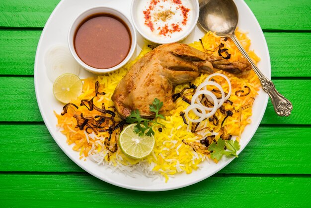 Poulet Hyderabadi Ou Dum Biryani, Servi Dans Un Kadhai Ou Un Bol Avec Une Trempette Au Yogourt. Mise Au Point Sélective