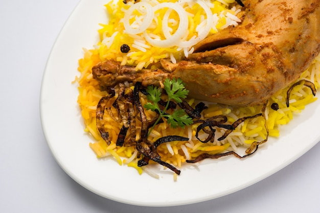 Poulet Hyderabadi ou dum biryani, servi dans un kadhai ou un bol avec une trempette au yogourt. mise au point sélective