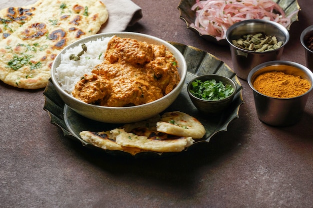 Poulet indien au beurre avec riz basmati, épices, pain naan