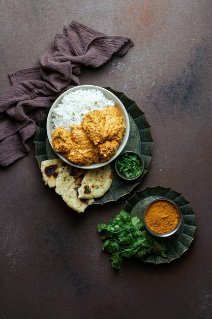 Poulet indien au beurre avec riz basmati, épices, pain naan