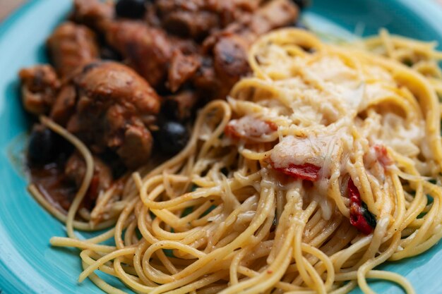 Photo poulet italien cacciatore, ragoût de chasseurs avec des nouilles aux spaghettis